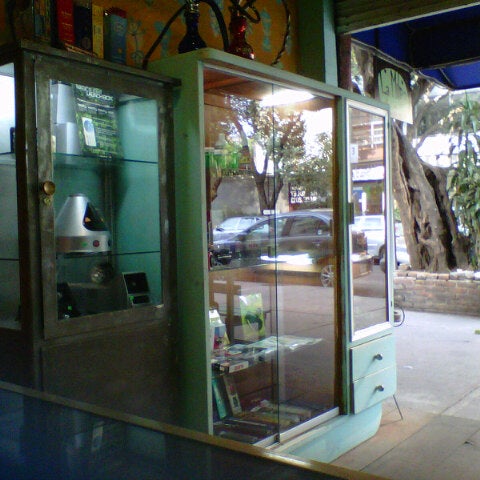 Foto tirada no(a) La Milpa Smoke Shop por La M. em 1/11/2013