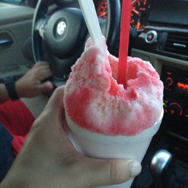 Photo taken at Buzzles Shaved Ice by Vix R. on 7/12/2013