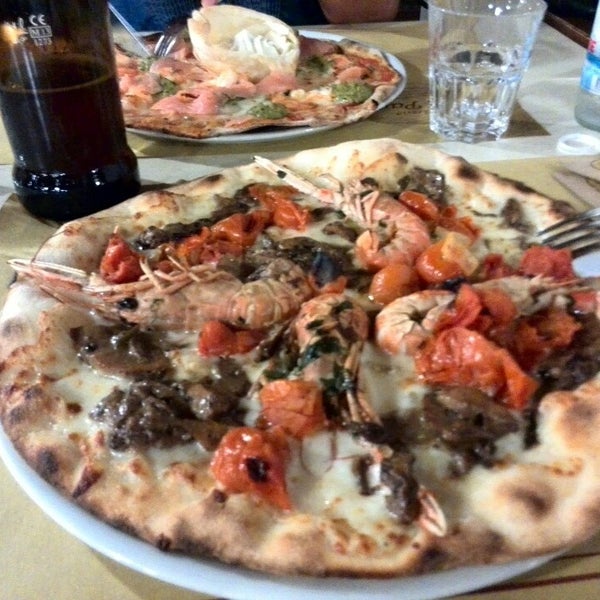Photo taken at Pizzeria La Pace by Fabio on 4/25/2014