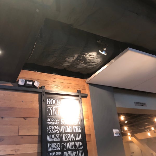 4/24/2018 tarihinde Ericu D.ziyaretçi tarafından Rock Bottom Restaurant &amp; Brewery'de çekilen fotoğraf