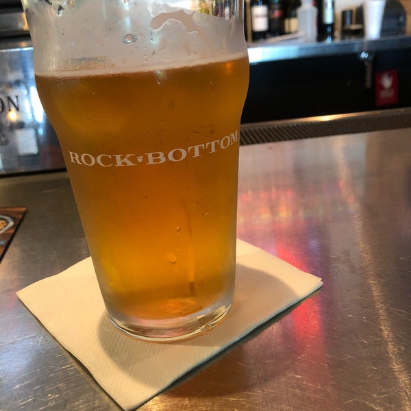 Photo taken at Rock Bottom Restaurant &amp; Brewery by Ericu D. on 8/18/2018