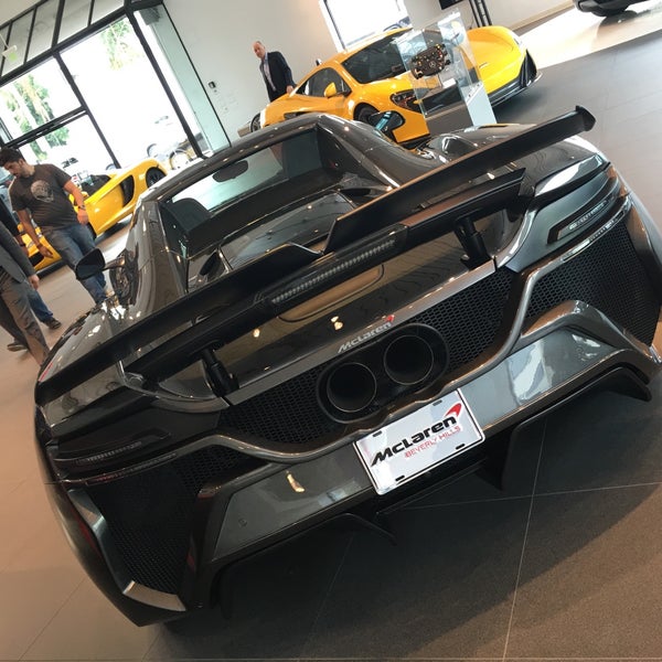 Foto tirada no(a) McLaren Auto Gallery Beverly Hills por Bong Ki K. em 1/11/2016