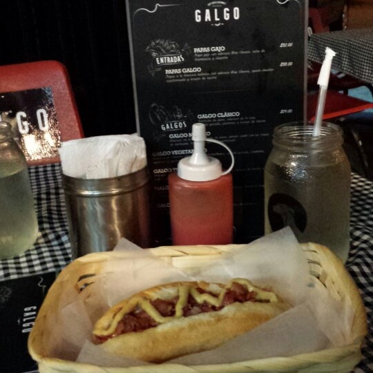 Das Foto wurde bei Galgo Hot Dogs y Hamburguesas Gourmet von Juan Carlos am 8/10/2013 aufgenommen