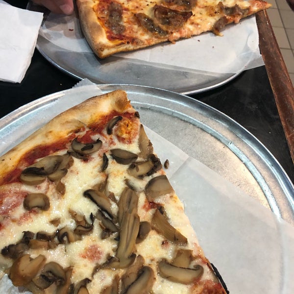 Foto tirada no(a) Front Street Pizza por Sonny F. em 5/22/2019
