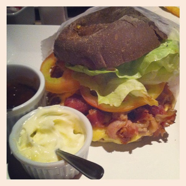 Foto tirada no(a) Figone Burger and Cafe por Marco Antonio C. em 9/23/2013
