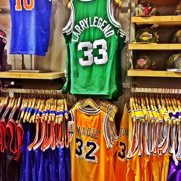 Das Foto wurde bei NBA Store von Gustiniano am 9/7/2014 aufgenommen