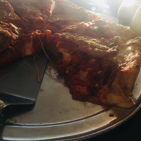 Living in the midwest for 10 years, I always wanted to find traditional deep dish on the west coast. This is good but Chicago ( of course) is WAY better