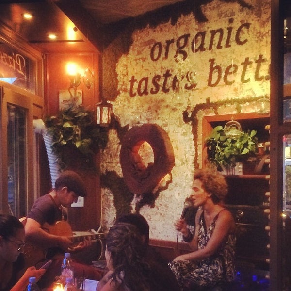 Photo taken at Organika - Organic Bar &amp; Kitchen by jairo b. on 9/3/2014
