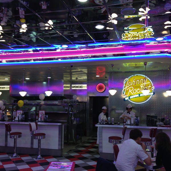 Photo taken at Johnny Rockets by Павел Б. on 4/14/2013