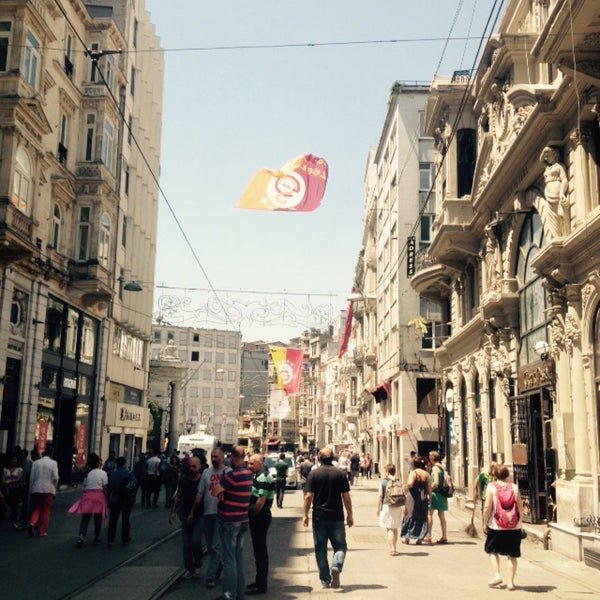Das Foto wurde bei İstiklal Caddesi von Sercan T. am 6/20/2015 aufgenommen