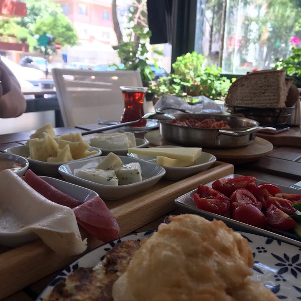 Foto diambil di Cremma Breakfast, Cafe, Patisserie oleh Ozlem E. pada 7/27/2019
