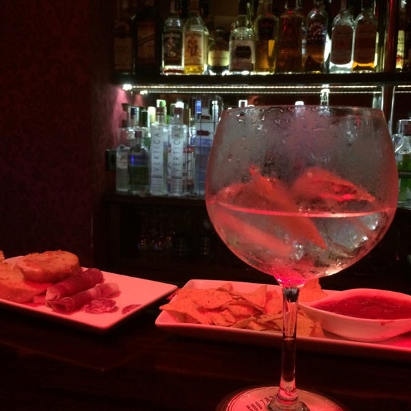 Foto tomada en Slow Barcelona Cocktails &amp; Boîte  por Hani G. el 7/15/2014
