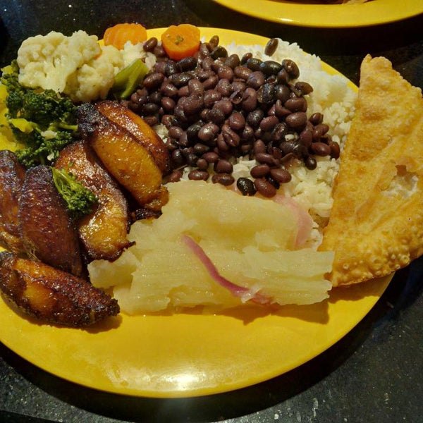 Foto tirada no(a) Rice &amp; Beans Cocina Latina por Jonathan D. em 11/16/2013