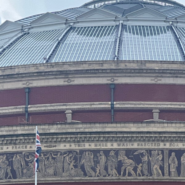 Foto diambil di Royal Albert Hall oleh Gordon P. pada 10/2/2023