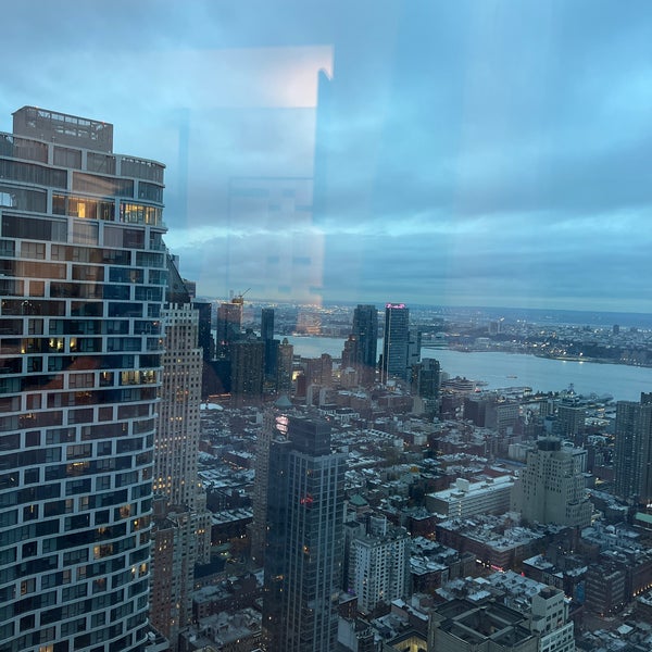 Foto diambil di Residence Inn by Marriott New York Manhattan/Central Park oleh Gordon P. pada 11/21/2021