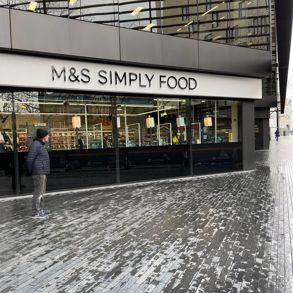 Foto tirada no(a) M&amp;S Simply Food por Gordon P. em 1/12/2021