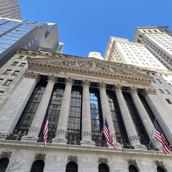 รูปภาพถ่ายที่ New York Stock Exchange โดย Gordon P. เมื่อ 4/2/2023
