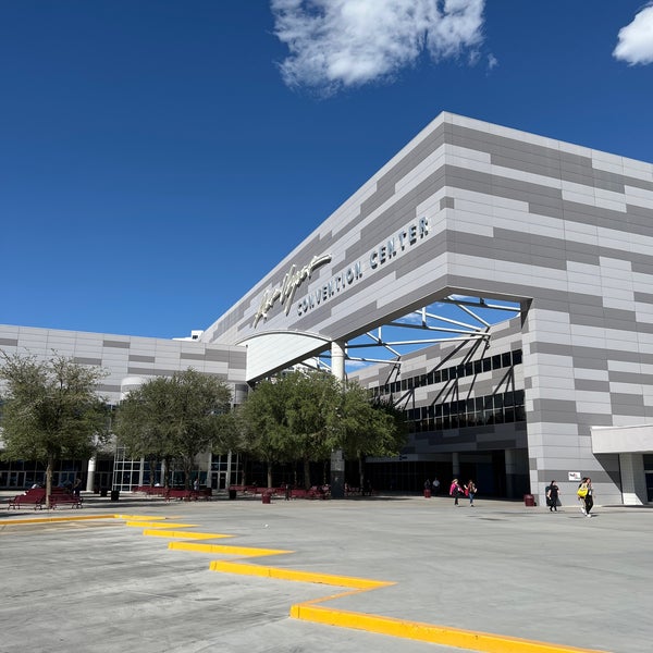 รูปภาพถ่ายที่ Las Vegas Convention Center โดย Gordon P. เมื่อ 9/20/2022