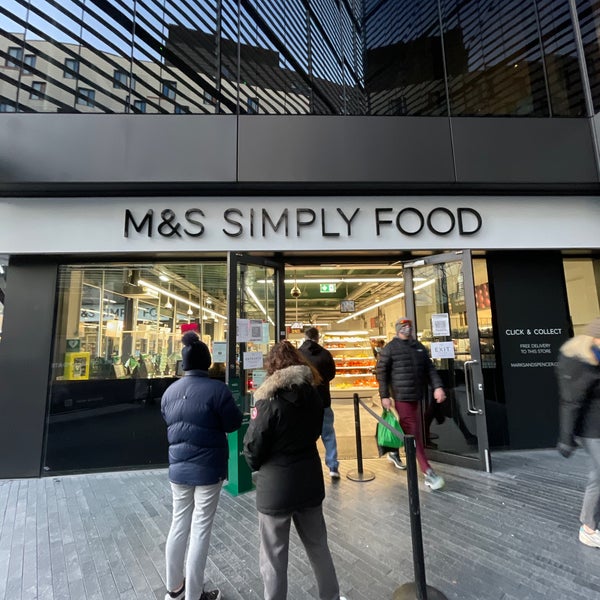 Foto tirada no(a) M&amp;S Simply Food por Gordon P. em 1/9/2021