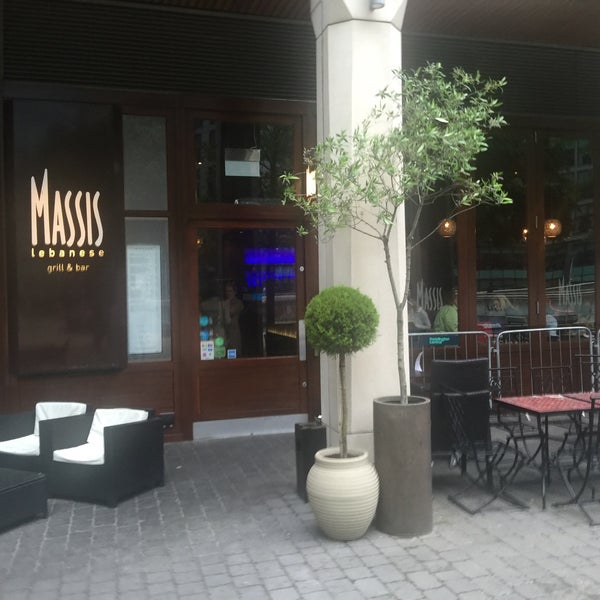 Foto tirada no(a) Massis Lebanese Grill &amp; Bar por Gordon P. em 6/1/2016