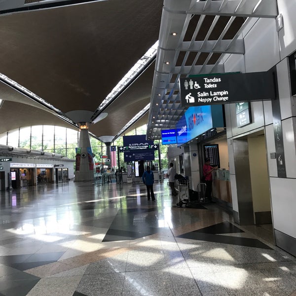 Foto diambil di KLIA Main Terminal Building oleh Gordon P. pada 9/19/2017
