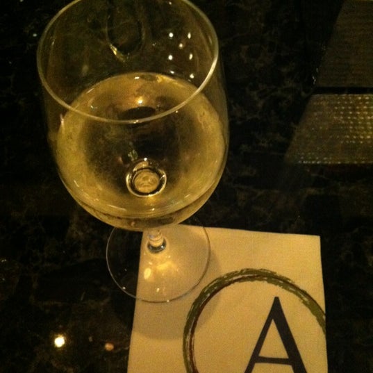 Foto tomada en Alexandra&#39;s Restaurant  por Jonathan J. el 12/17/2012