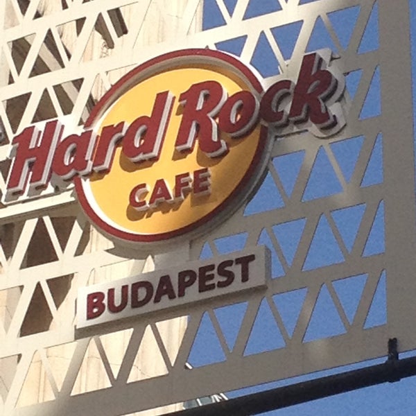 Foto scattata a Hard Rock Cafe Budapest da Nath T. il 5/19/2013