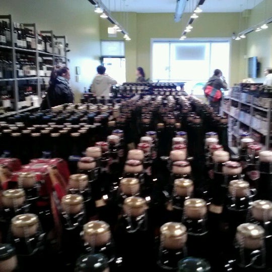 10/20/2012 tarihinde Shaun R.ziyaretçi tarafından Bottles &amp; Cans'de çekilen fotoğraf