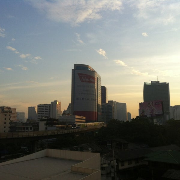 Foto diambil di Oakwood Hotel &amp; Residence Bangkok oleh Victoria K. pada 12/30/2012