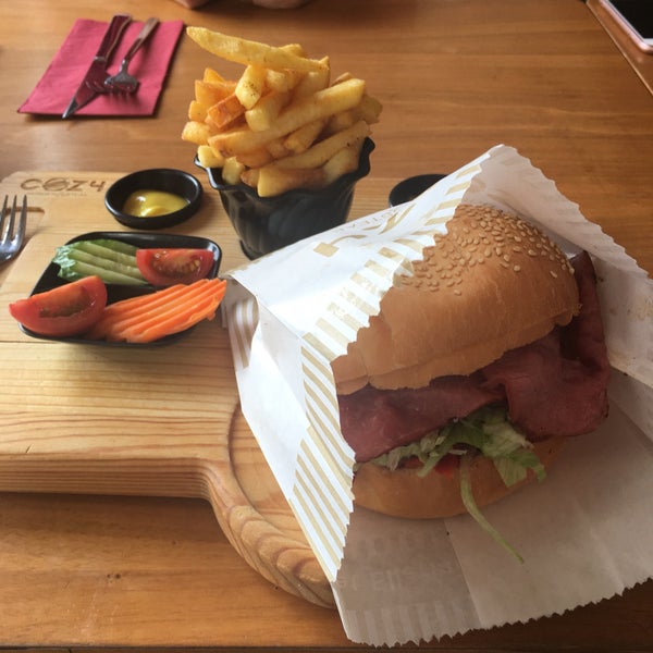 Photo taken at Cozy Burger &amp; Steak by Gökhan G. on 11/20/2018