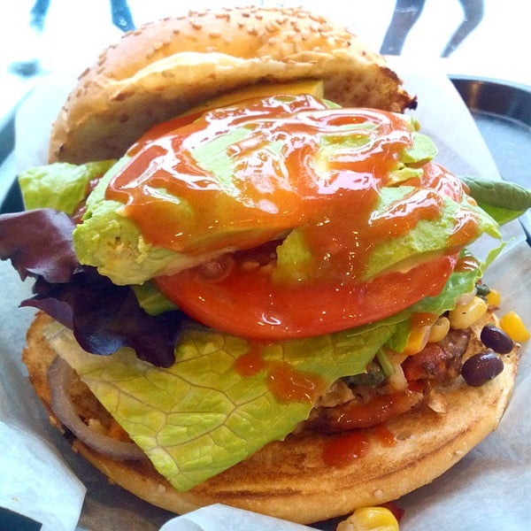 รูปภาพถ่ายที่ Tallgrass Burger โดย Dani D. เมื่อ 3/5/2015