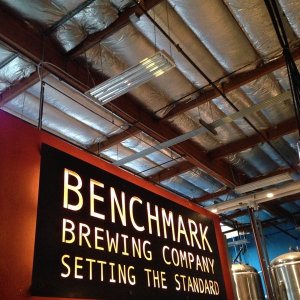 รูปภาพถ่ายที่ Benchmark Brewing Company โดย Carlos R. เมื่อ 8/17/2013