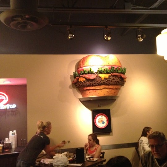 รูปภาพถ่ายที่ Indulge Burgers &amp; More โดย Kristy W. เมื่อ 10/28/2012