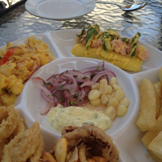 รูปภาพถ่ายที่ El Tule Mexican and Peruvian Restaurant โดย Susan R. เมื่อ 6/9/2013