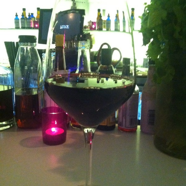 Снимок сделан в LUXE Modern Wine &amp; Cocktails пользователем Sally 3. 12/23/2012