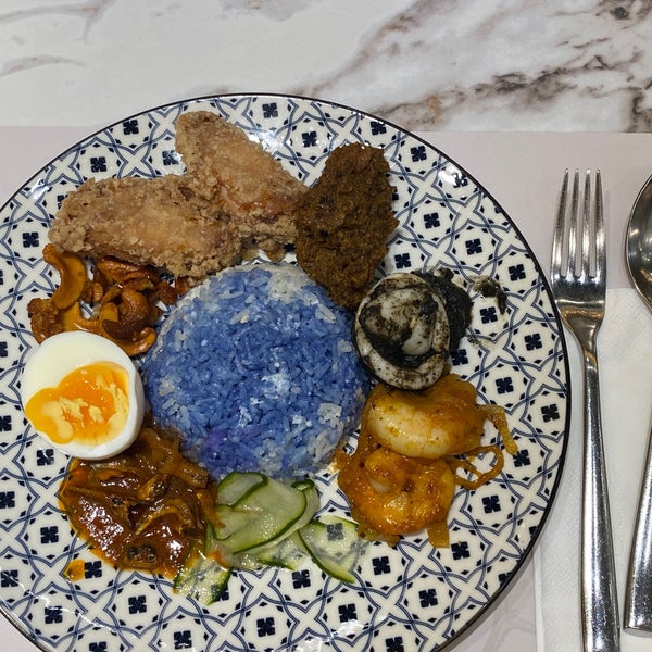 Enjoy Mod-Sin cuisine at level 2. Operated by Sinpopo Brand, enjoy elevated & modern versions of popular local food like nasi lemak, mee siam, beef rendang & more