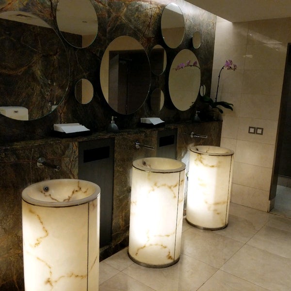 Toilet on level 4 has glowing marble as basin & base. Nice effect👍🏼