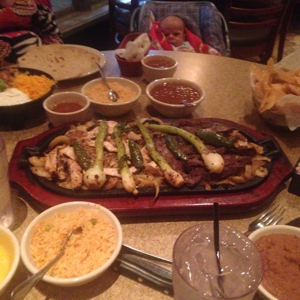 Foto scattata a Alicia&#39;s Mexican Grille da Katie K. il 12/27/2014