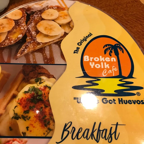 Foto tirada no(a) Broken Yolk Cafe por Andy D. em 5/12/2018