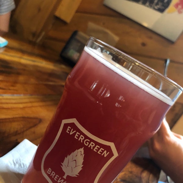 Foto tirada no(a) Evergreen Brewery and Tap House por Ryan Z. em 6/21/2019