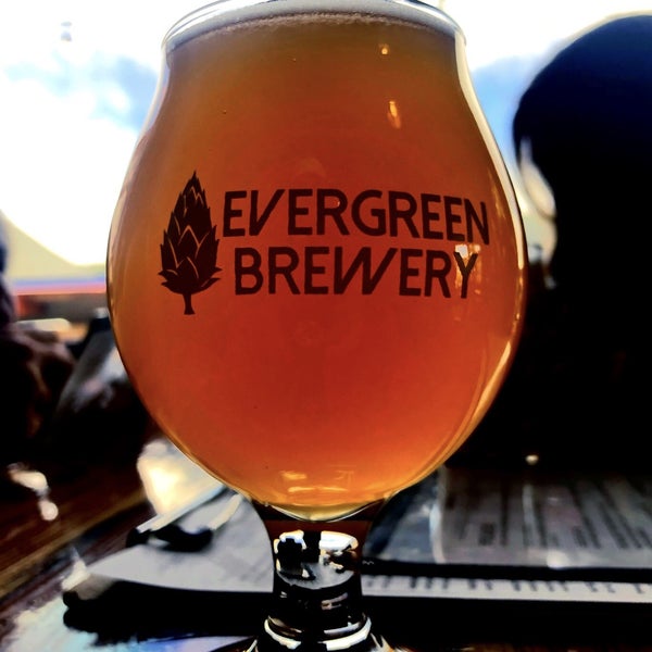 Foto tirada no(a) Evergreen Brewery and Tap House por Ryan Z. em 4/28/2019