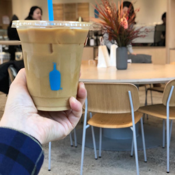 Photo taken at Blue Bottle Coffee by Wooyoung H. on 2/13/2018