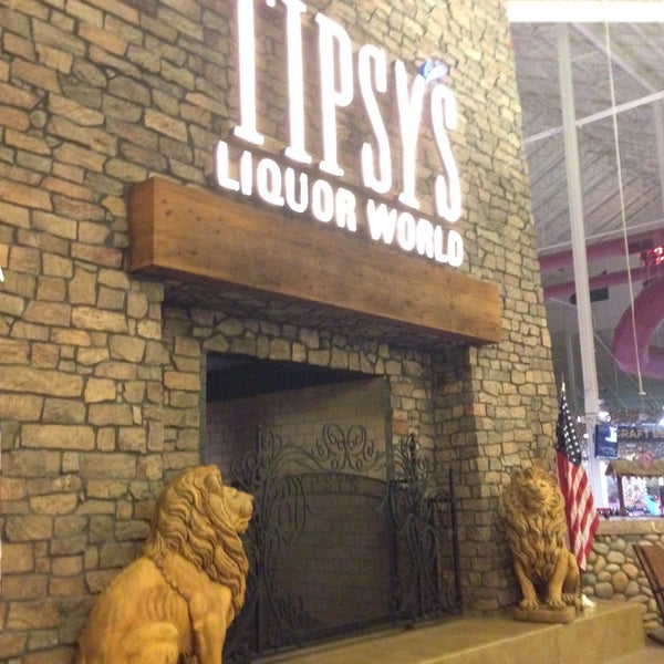 Foto tirada no(a) Tipsy&#39;s Liquor World por Barbara H. em 9/12/2015