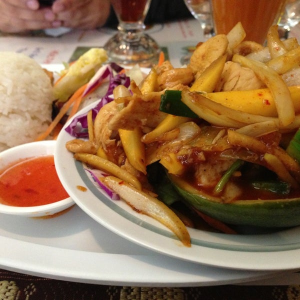Foto scattata a Siam Taste Thai Cuisine da Melissa H. il 2/18/2013