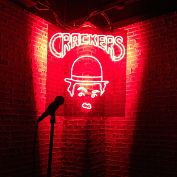 Photo prise au Crackers Comedy Club par Charlie K. le3/20/2013