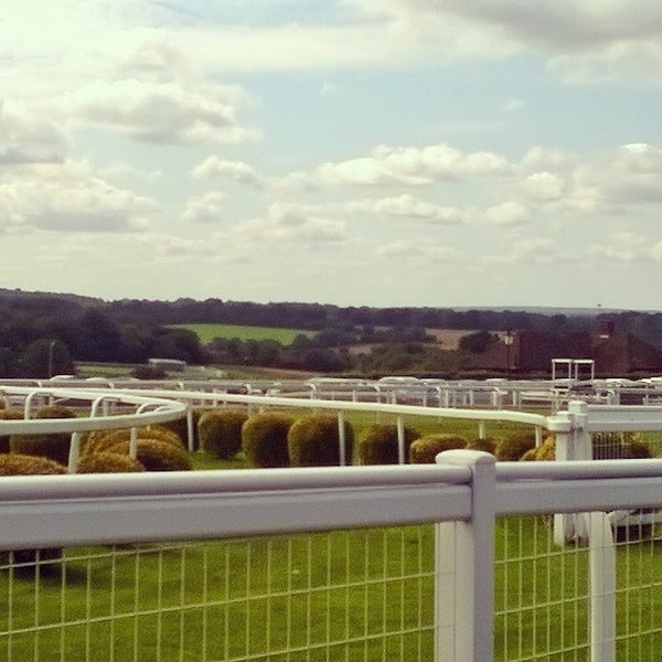 9/6/2015 tarihinde TJ V.ziyaretçi tarafından Epsom Downs Racecourse'de çekilen fotoğraf