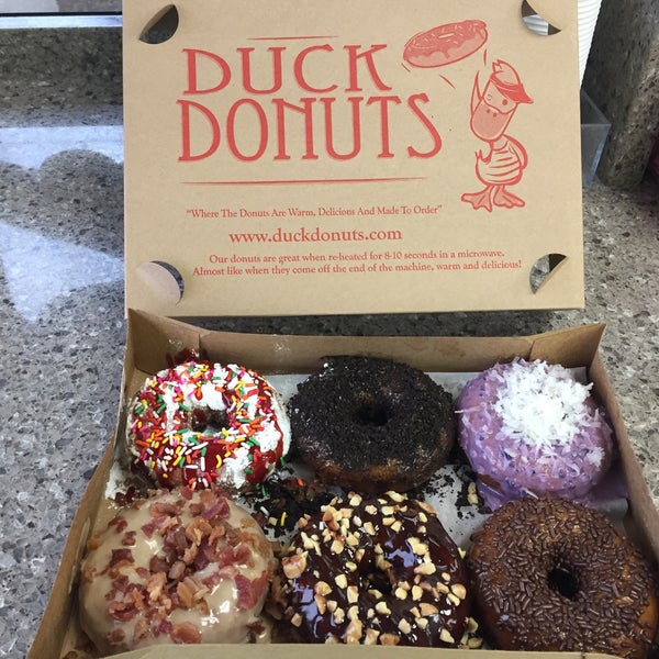 11/25/2016 tarihinde John E.ziyaretçi tarafından Duck Donuts'de çekilen fotoğraf