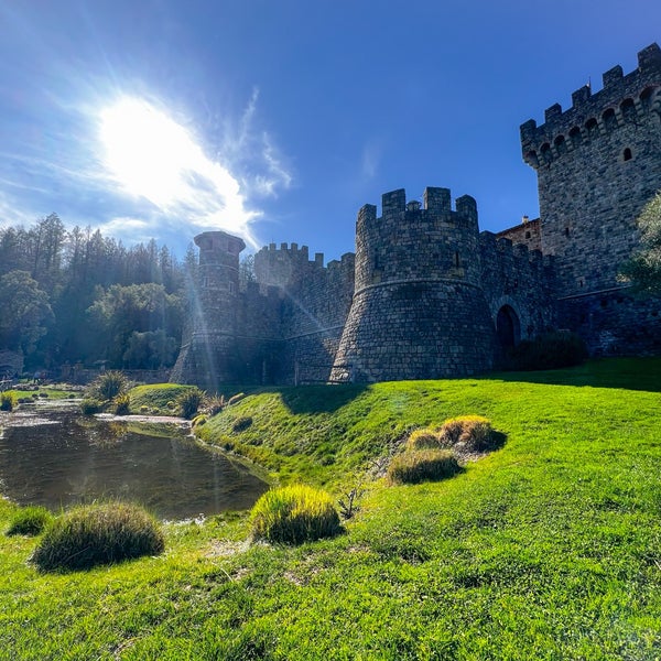 Foto diambil di Castello di Amorosa oleh Gabs M. pada 1/23/2023