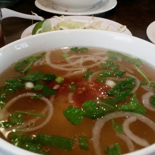 Foto scattata a Blue Lotus Vietnamese Cuisine da Amanda G. il 6/18/2014