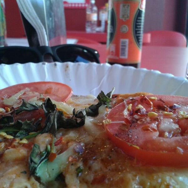 Das Foto wurde bei Cubo Rosso Pizza von Greta Paola c. am 7/27/2013 aufgenommen